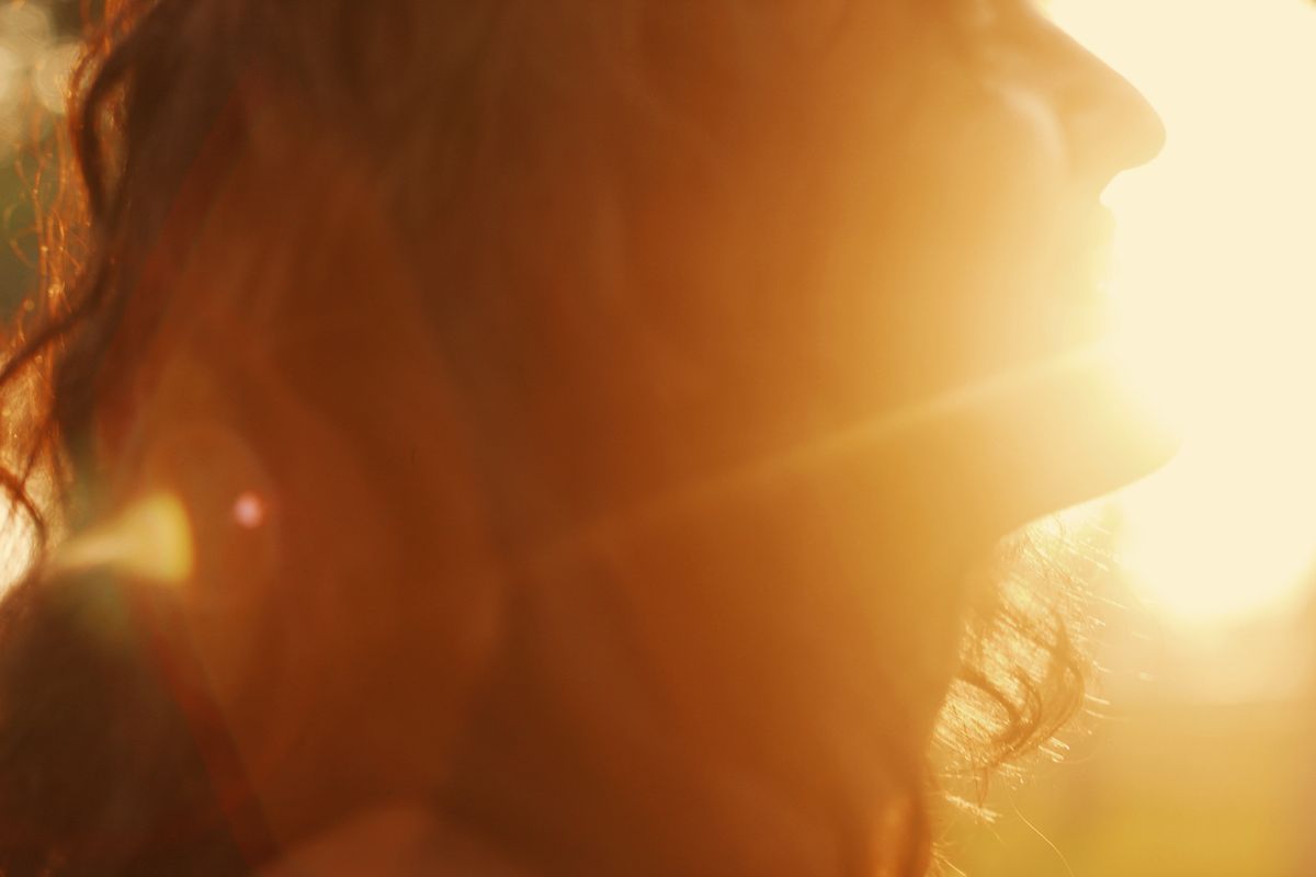una donna sorridente nella luce d'agosto