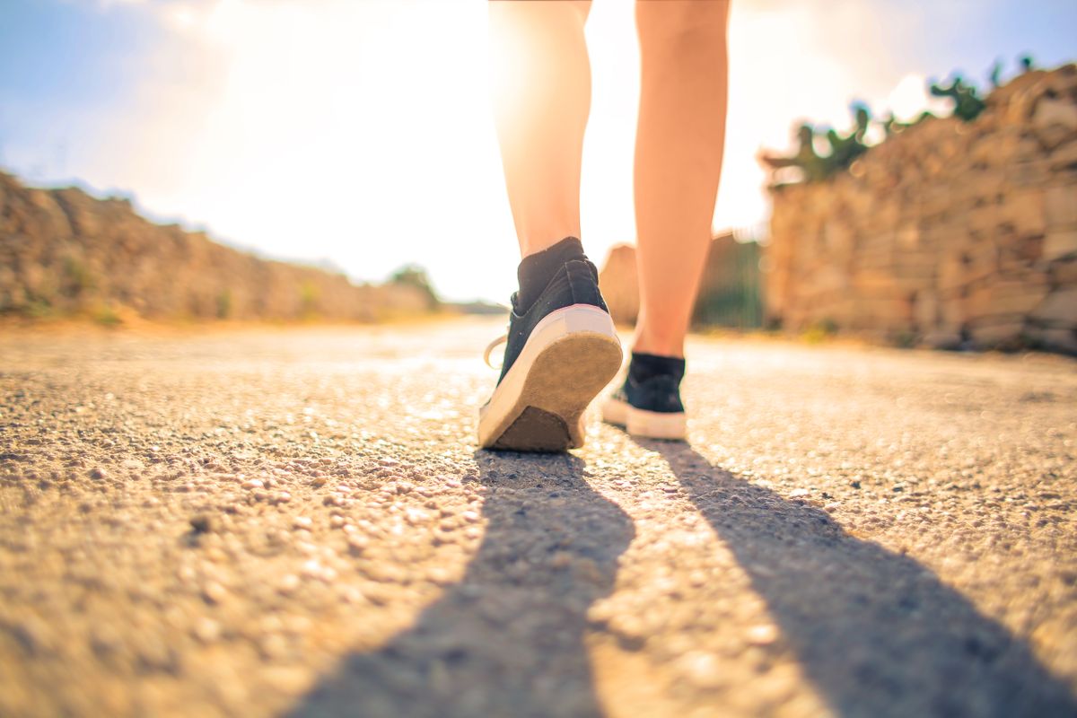 camminare sotto il sole di agosto