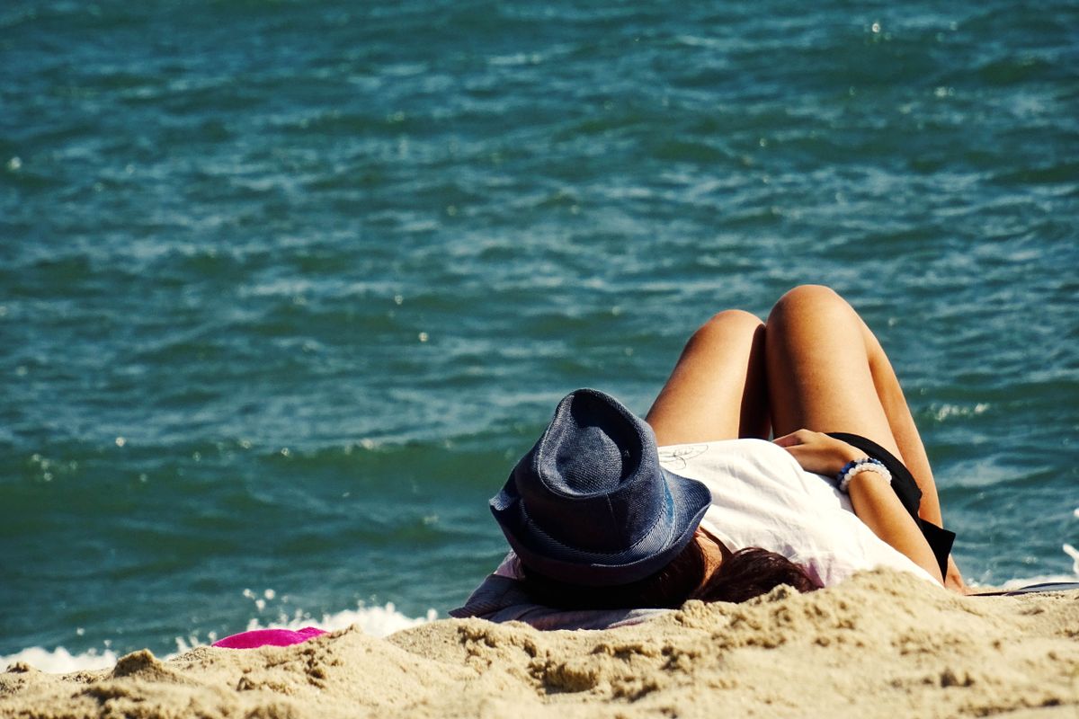 in spiaggia sotto il sole