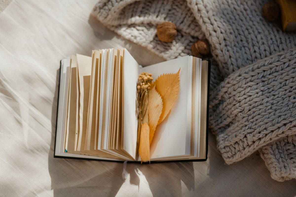 agenda nuova con foglie d'autunno