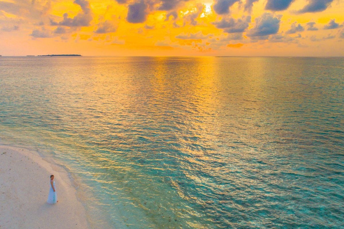 Calipso sulla riva di un'isola paradisiaca