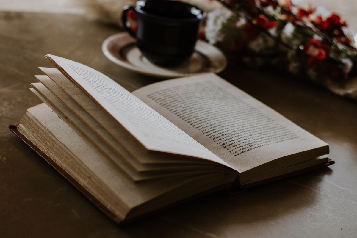 libro aperto su un tavolo
